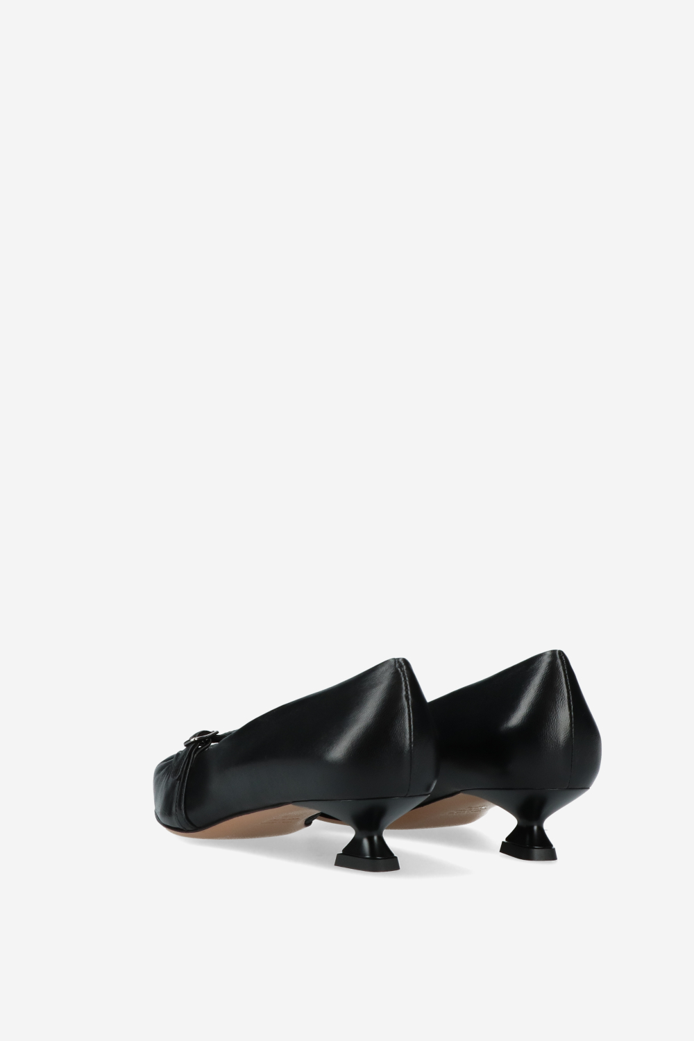 Pointed-toe leather pumps