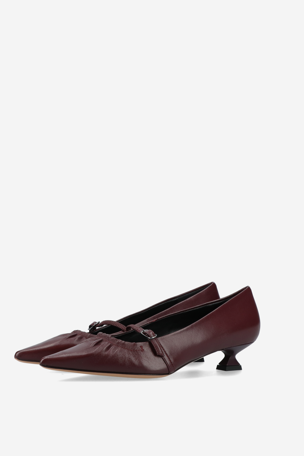 Pointed-toe leather pumps