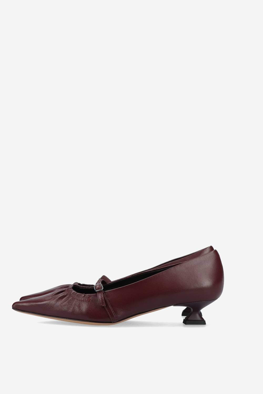 Pointed-toe leather pumps