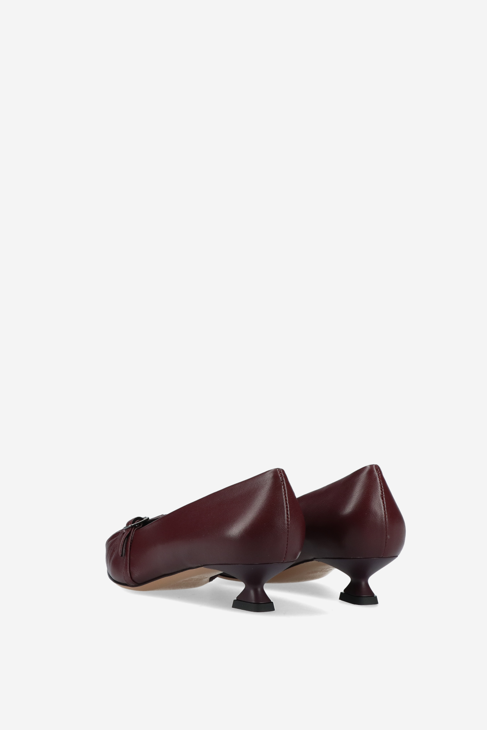 Pointed-toe leather pumps