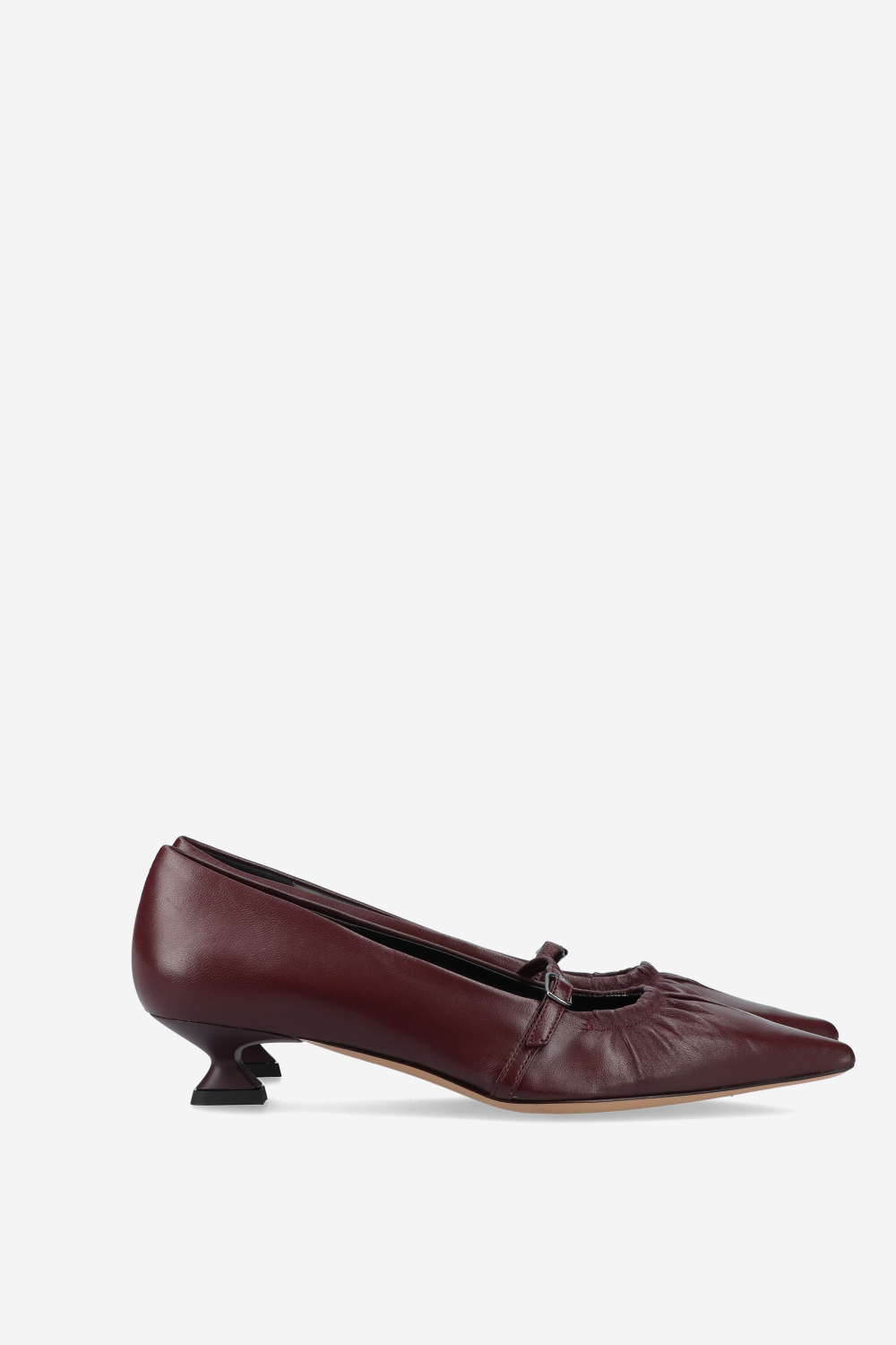 Pointed-toe leather pumps