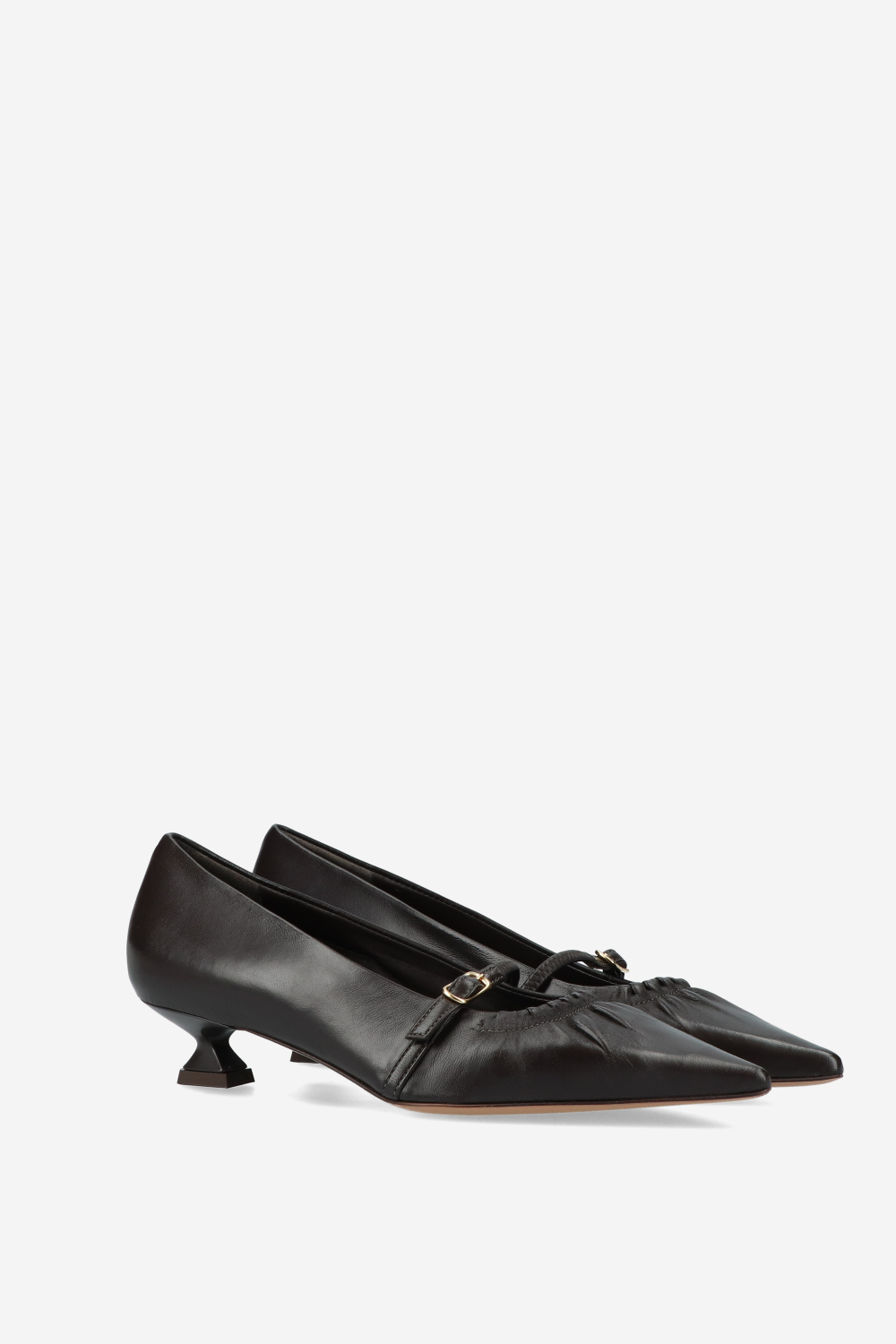 Pointed-toe leather pumps