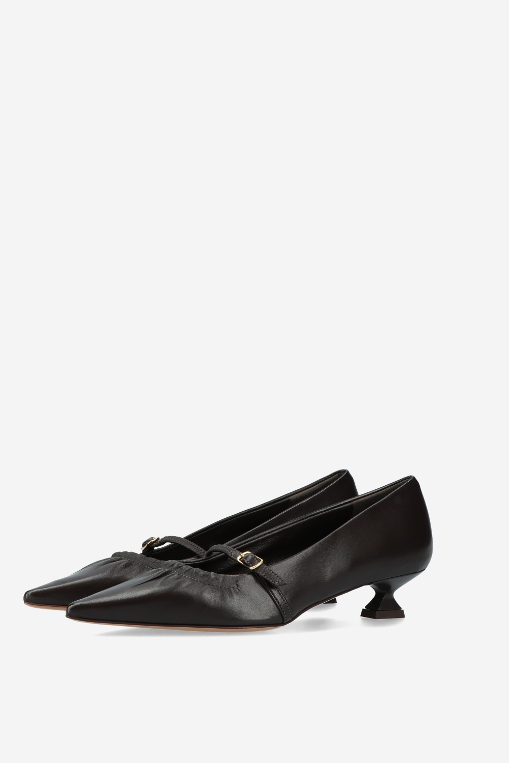 Pointed-toe leather pumps