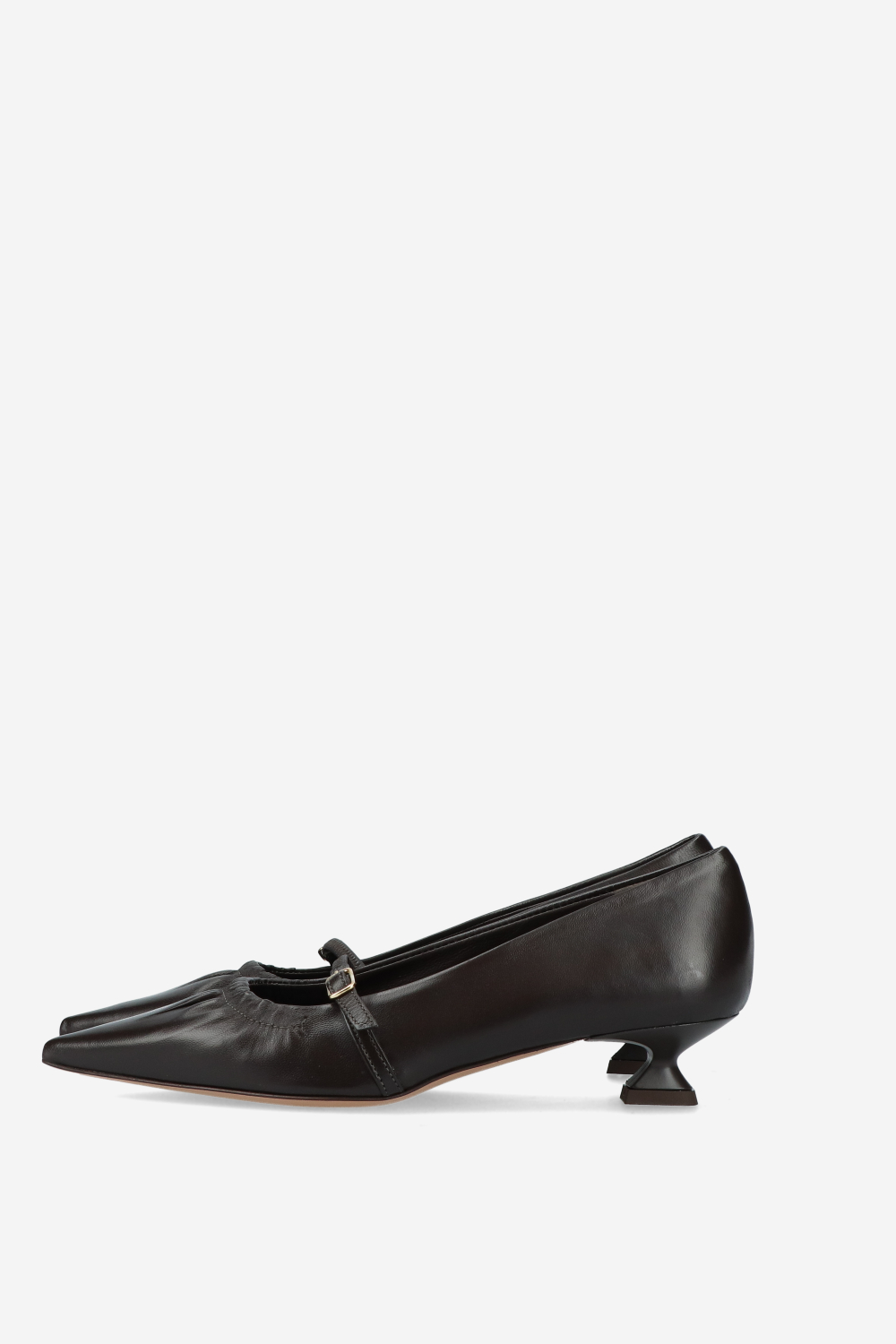 Pointed-toe leather pumps