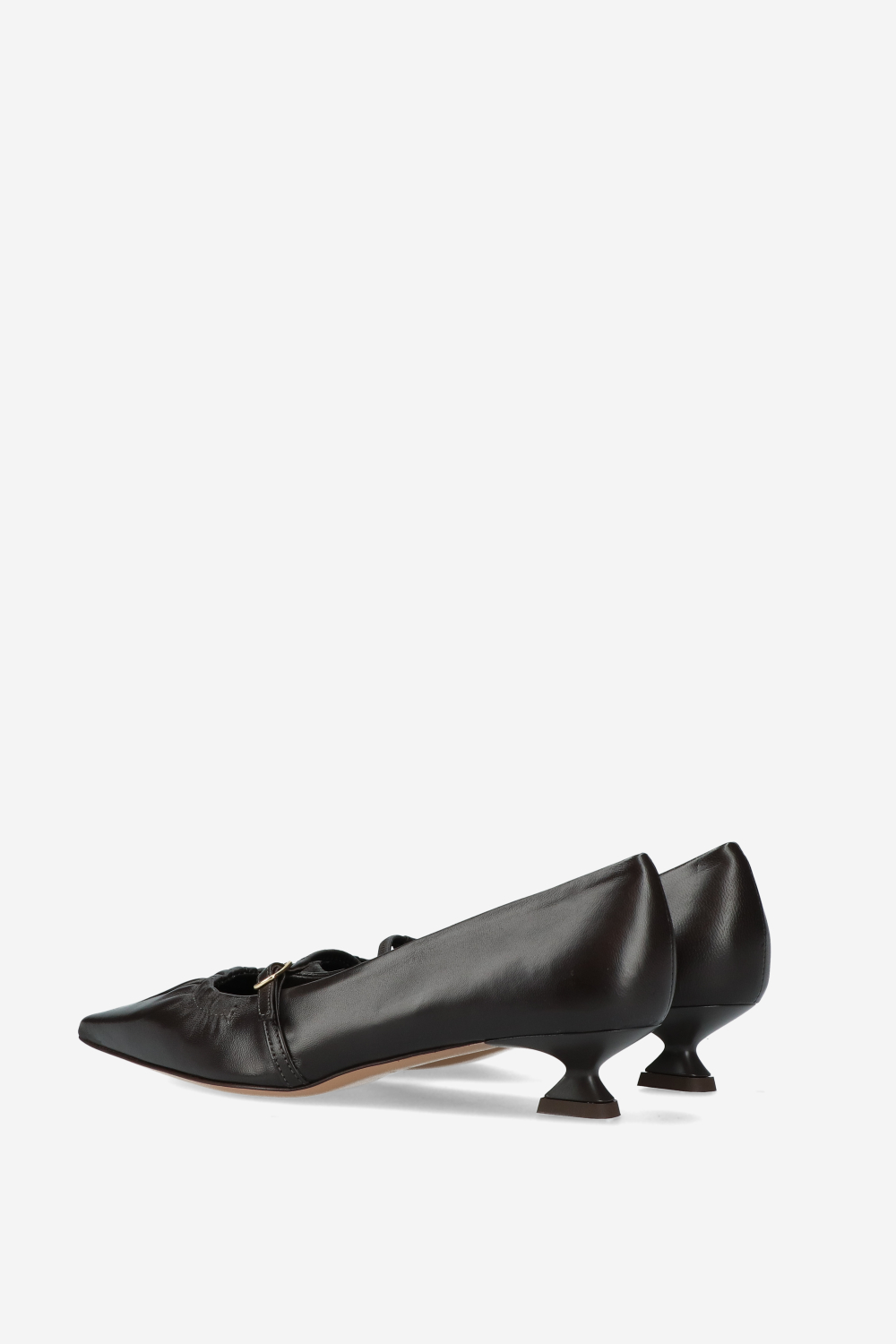 Pointed-toe leather pumps