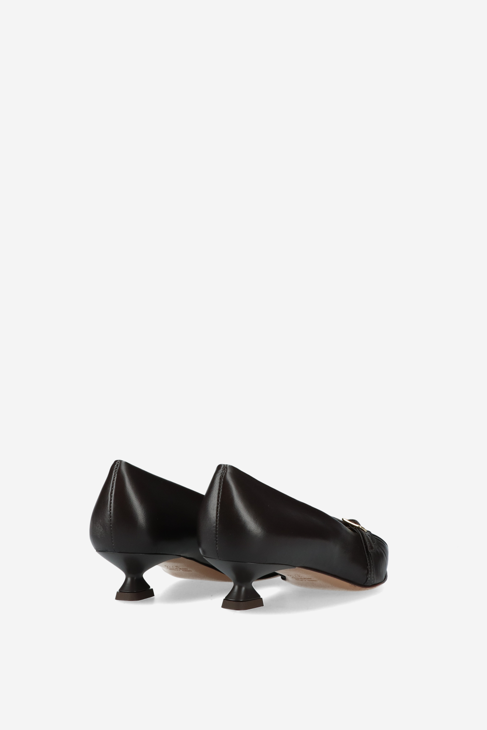 Pointed-toe leather pumps
