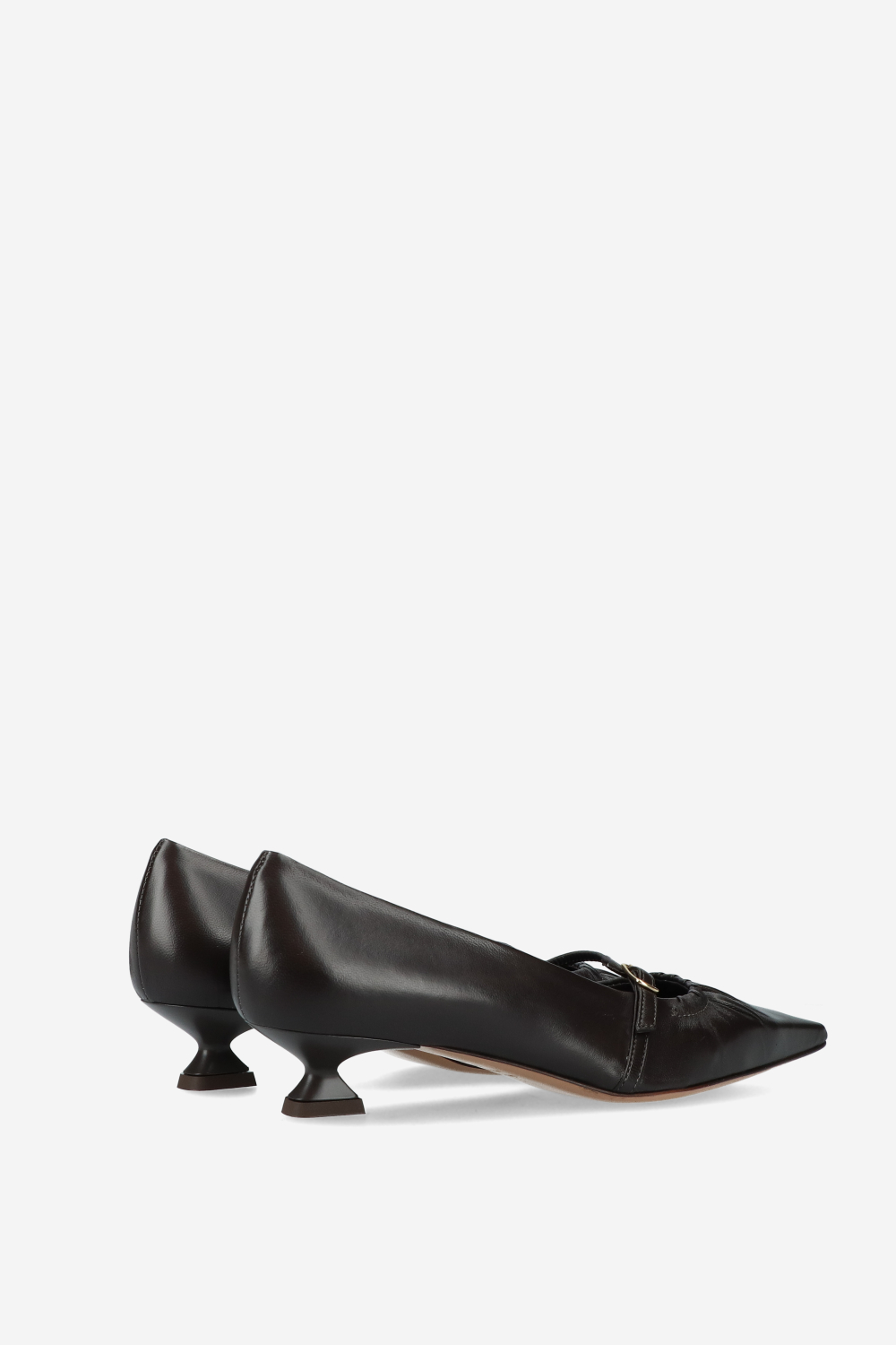 Pointed-toe leather pumps