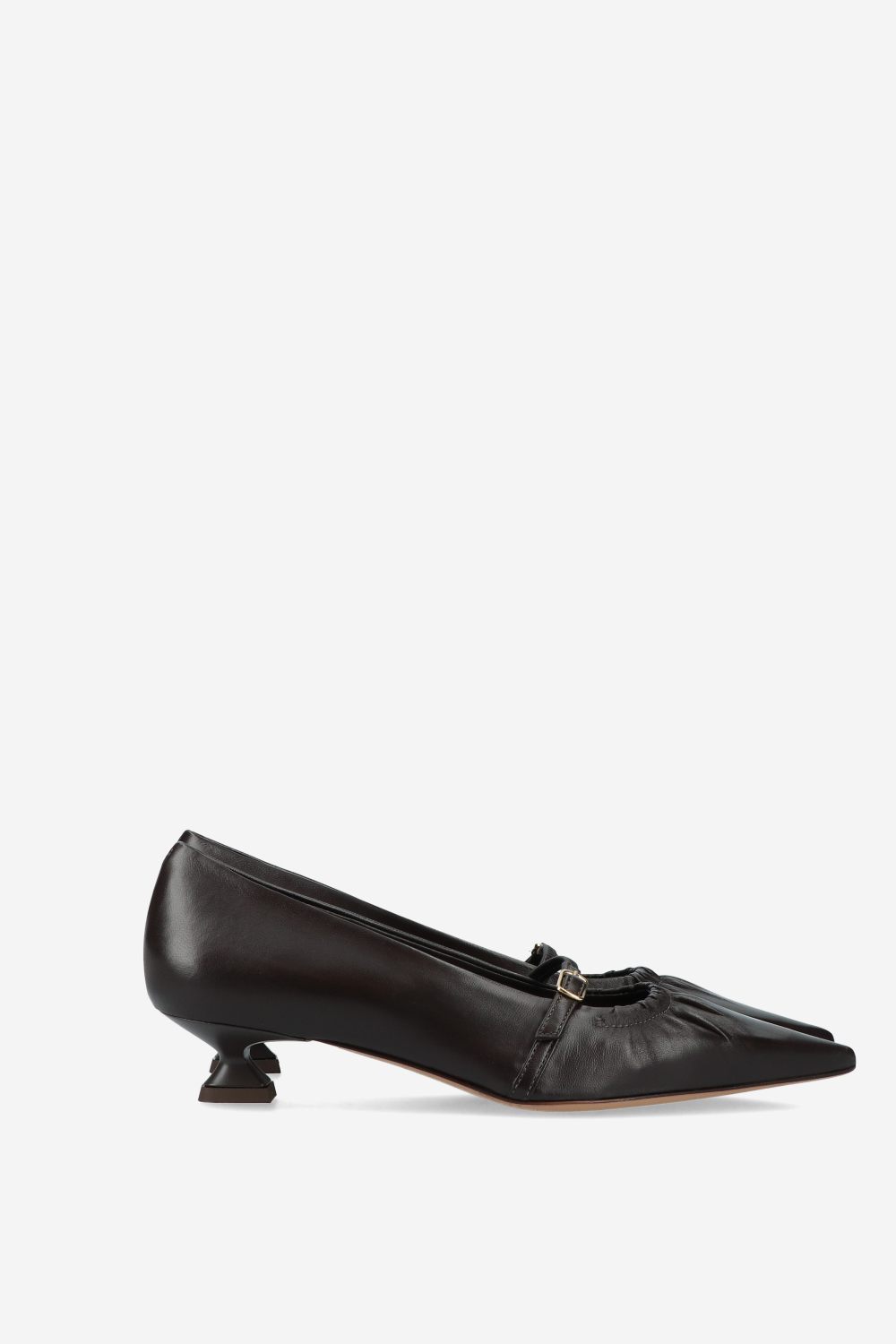 Pointed-toe leather pumps