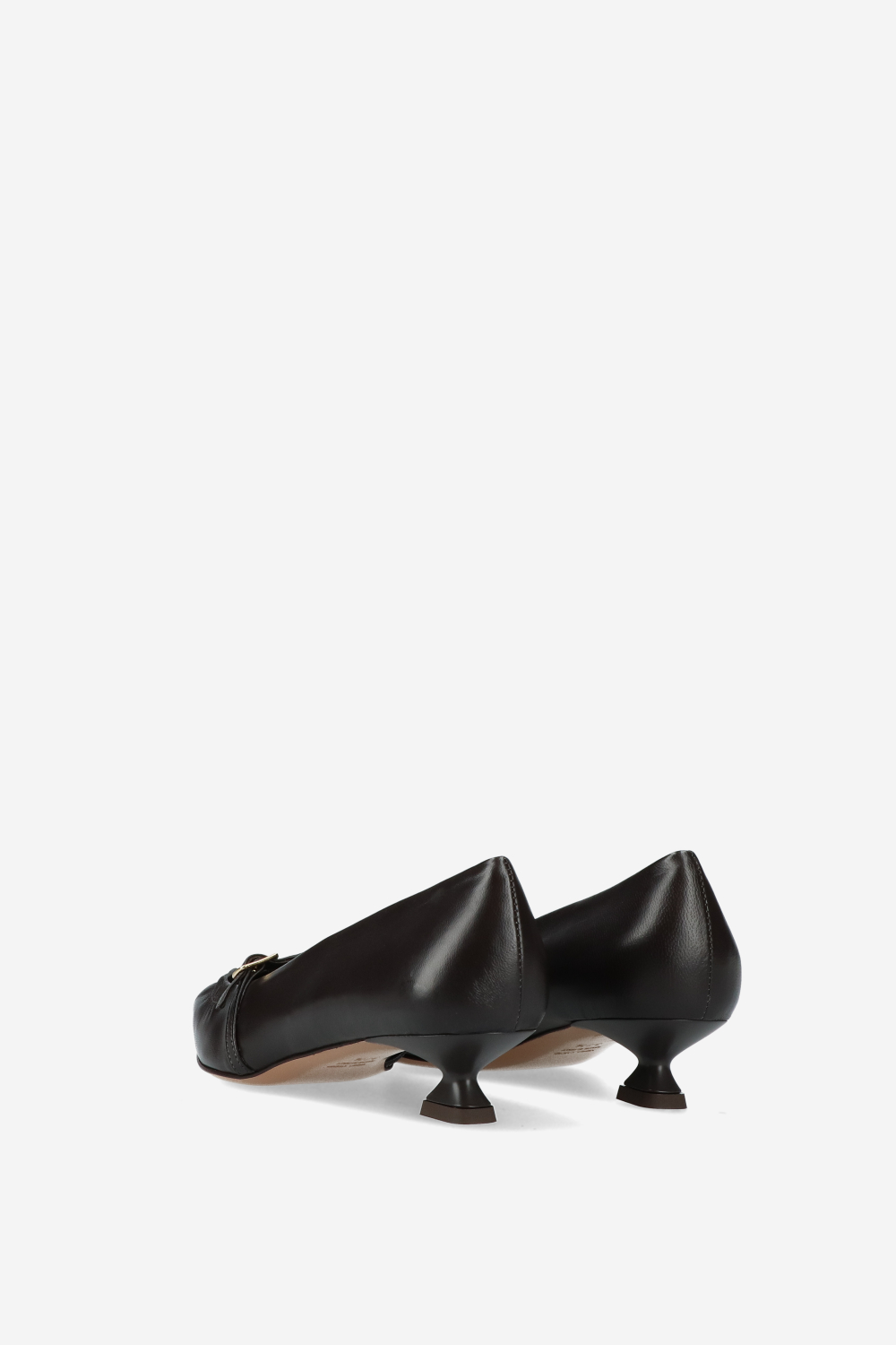 Pointed-toe leather pumps