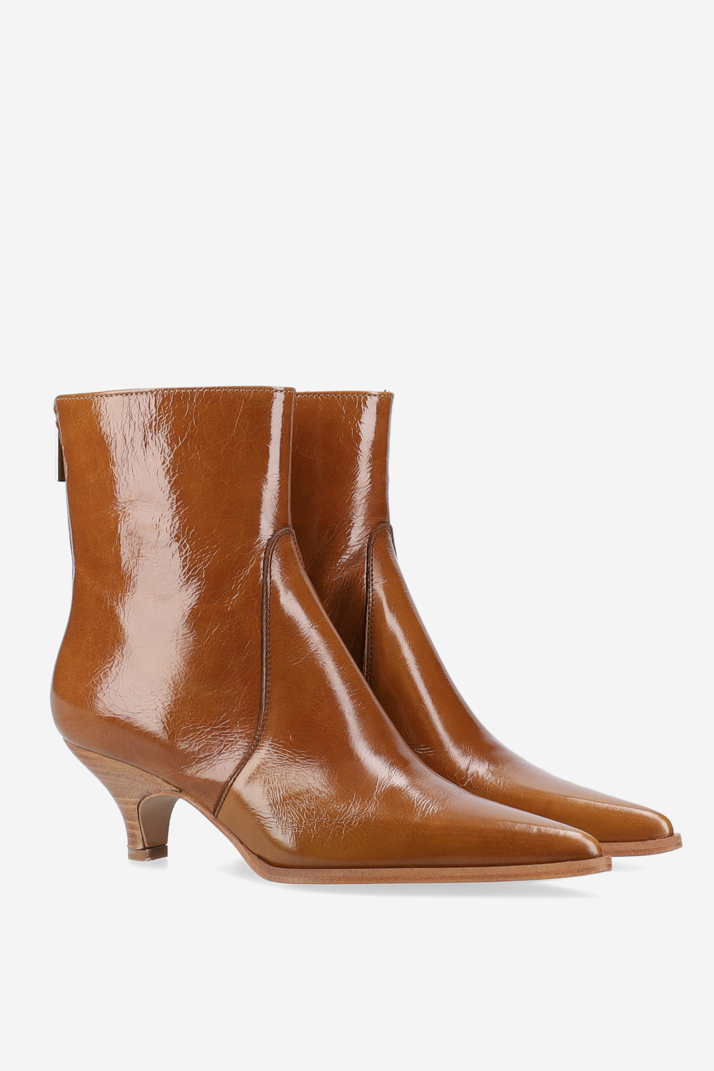 Pointed-toe leather zipper boots