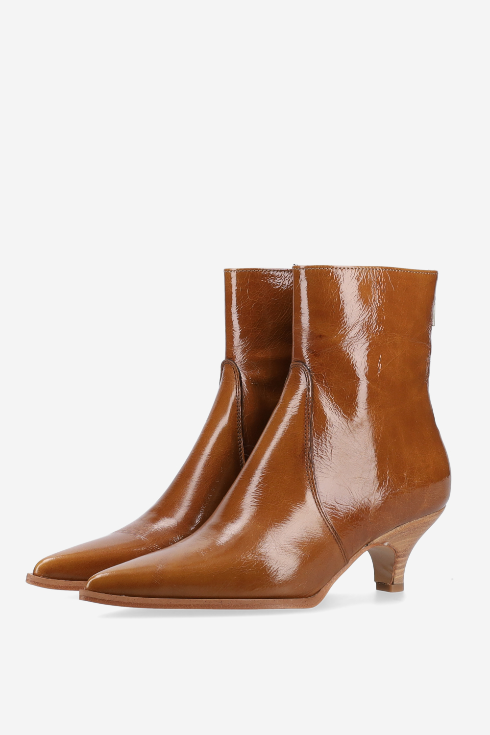 Pointed-toe leather zipper boots