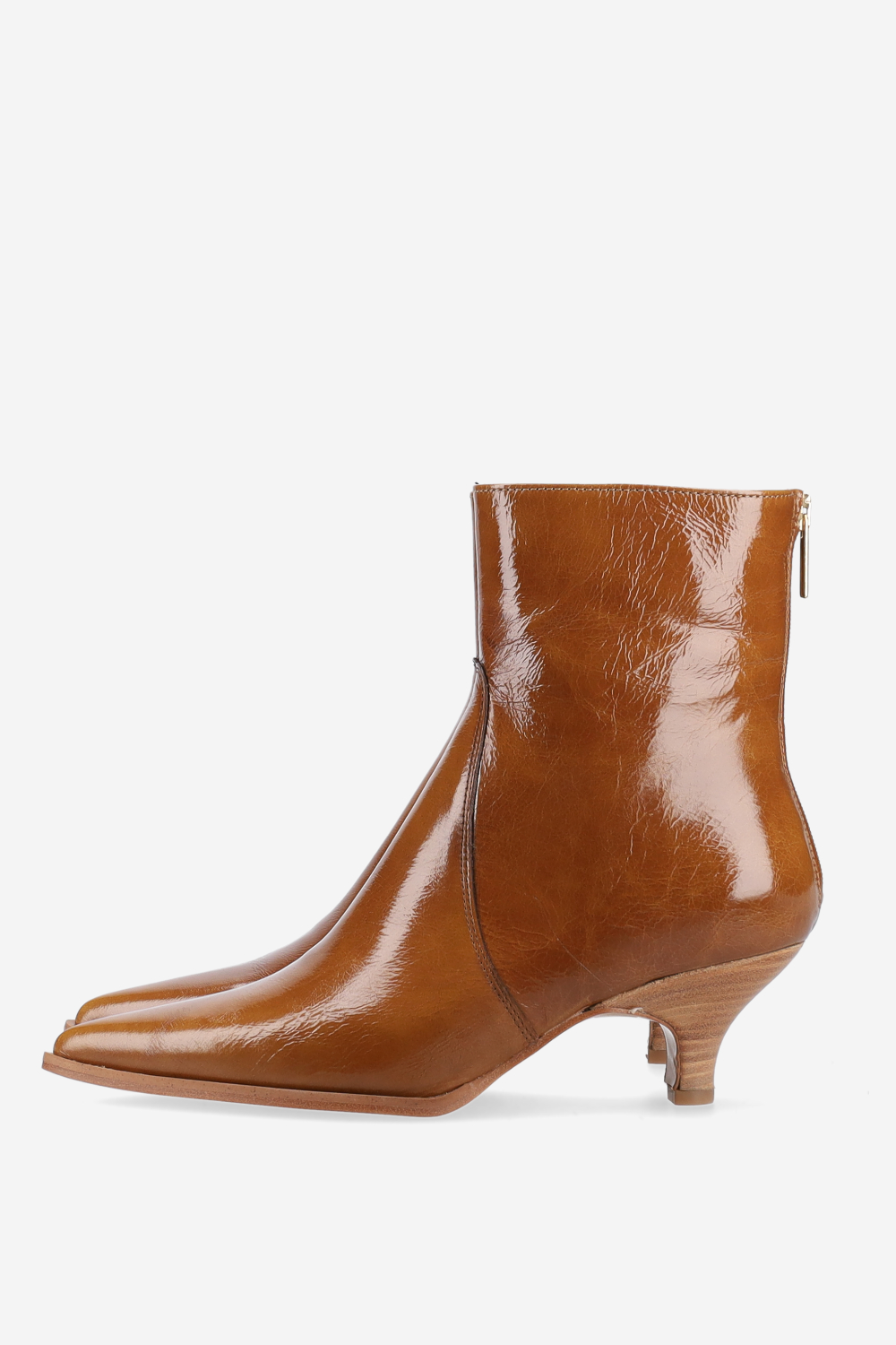 Pointed-toe leather zipper boots