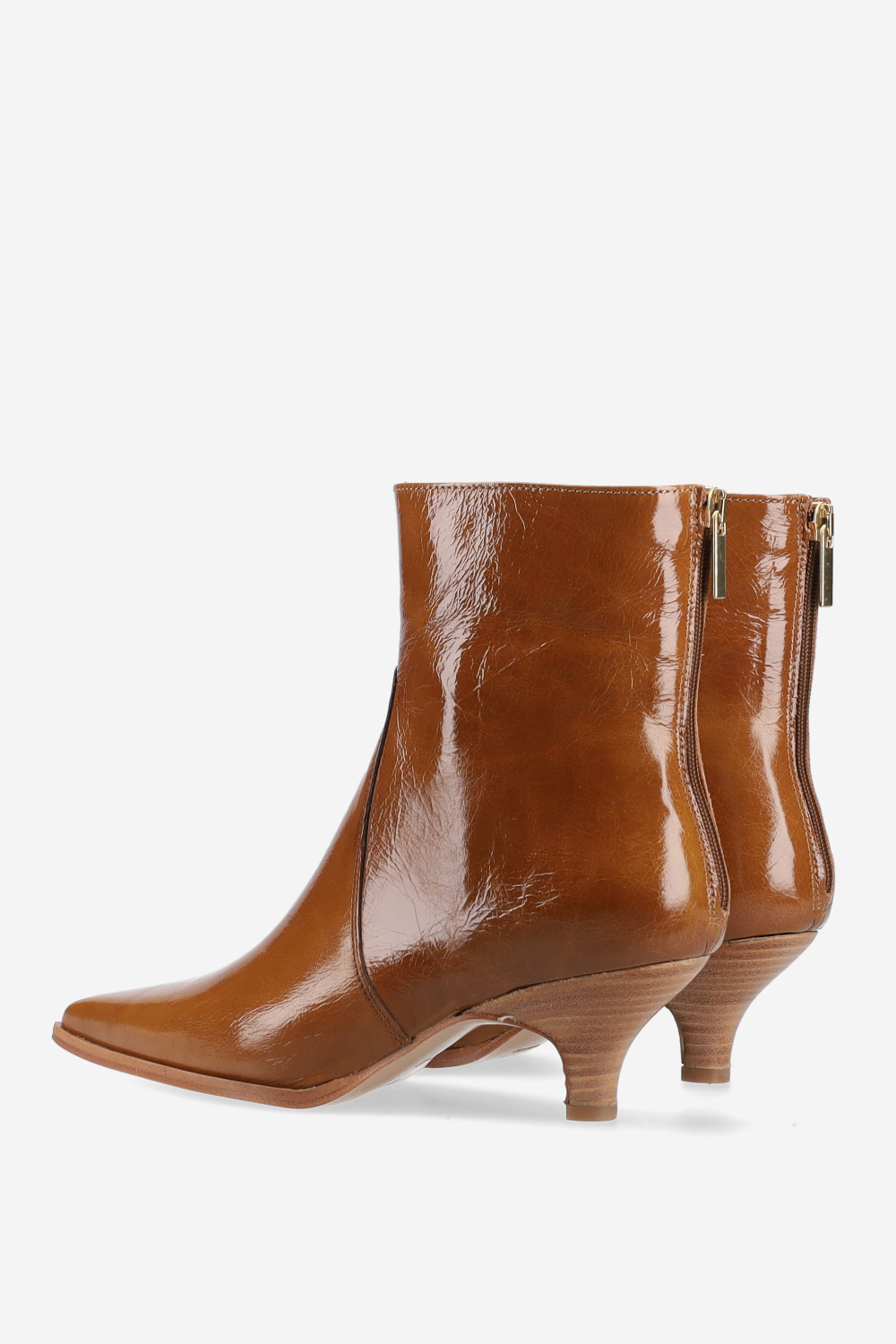 Pointed-toe leather zipper boots