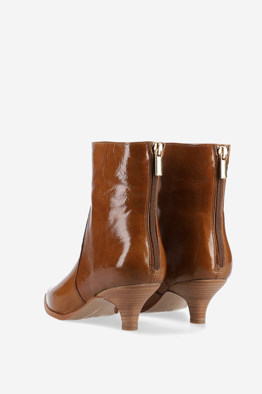Pointed-toe leather zipper boots