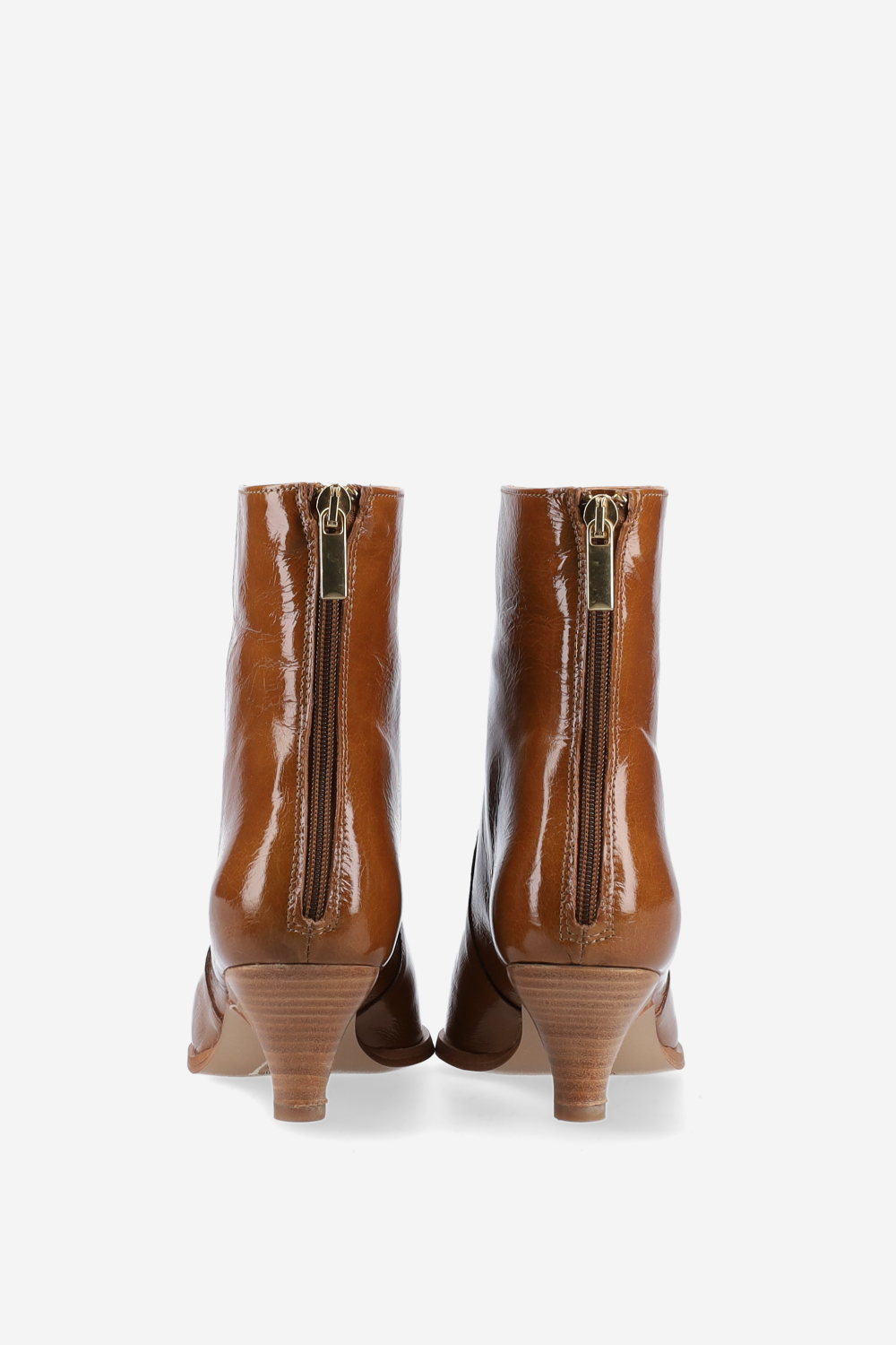 Pointed-toe leather zipper boots