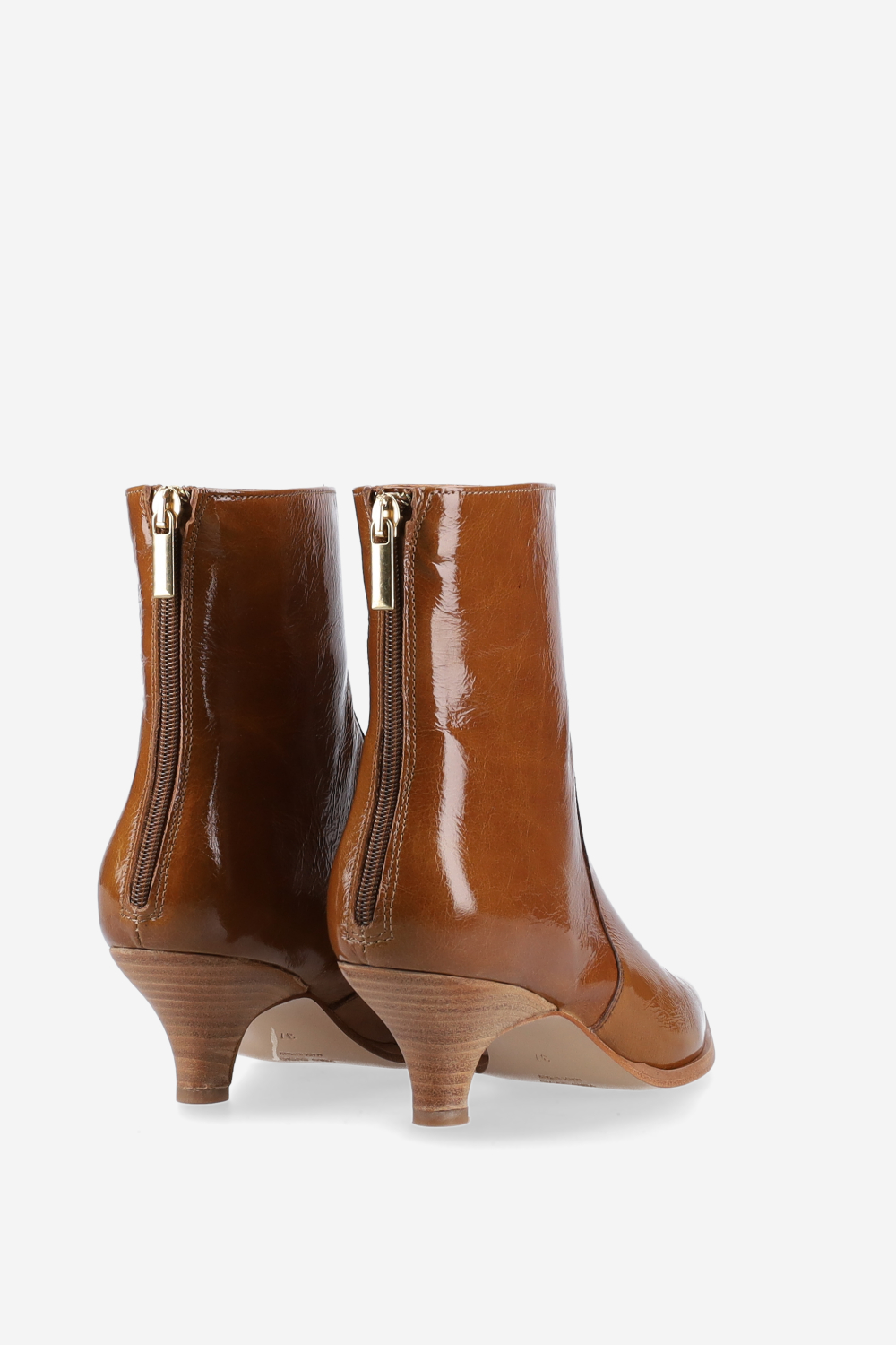 Pointed-toe leather zipper boots