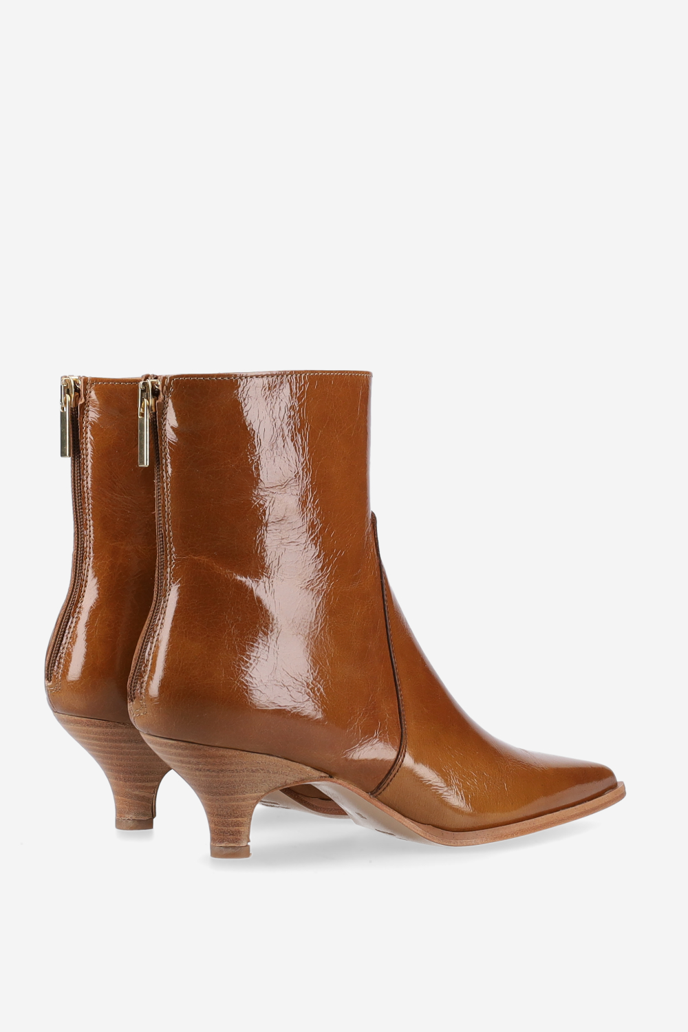 Pointed-toe leather zipper boots