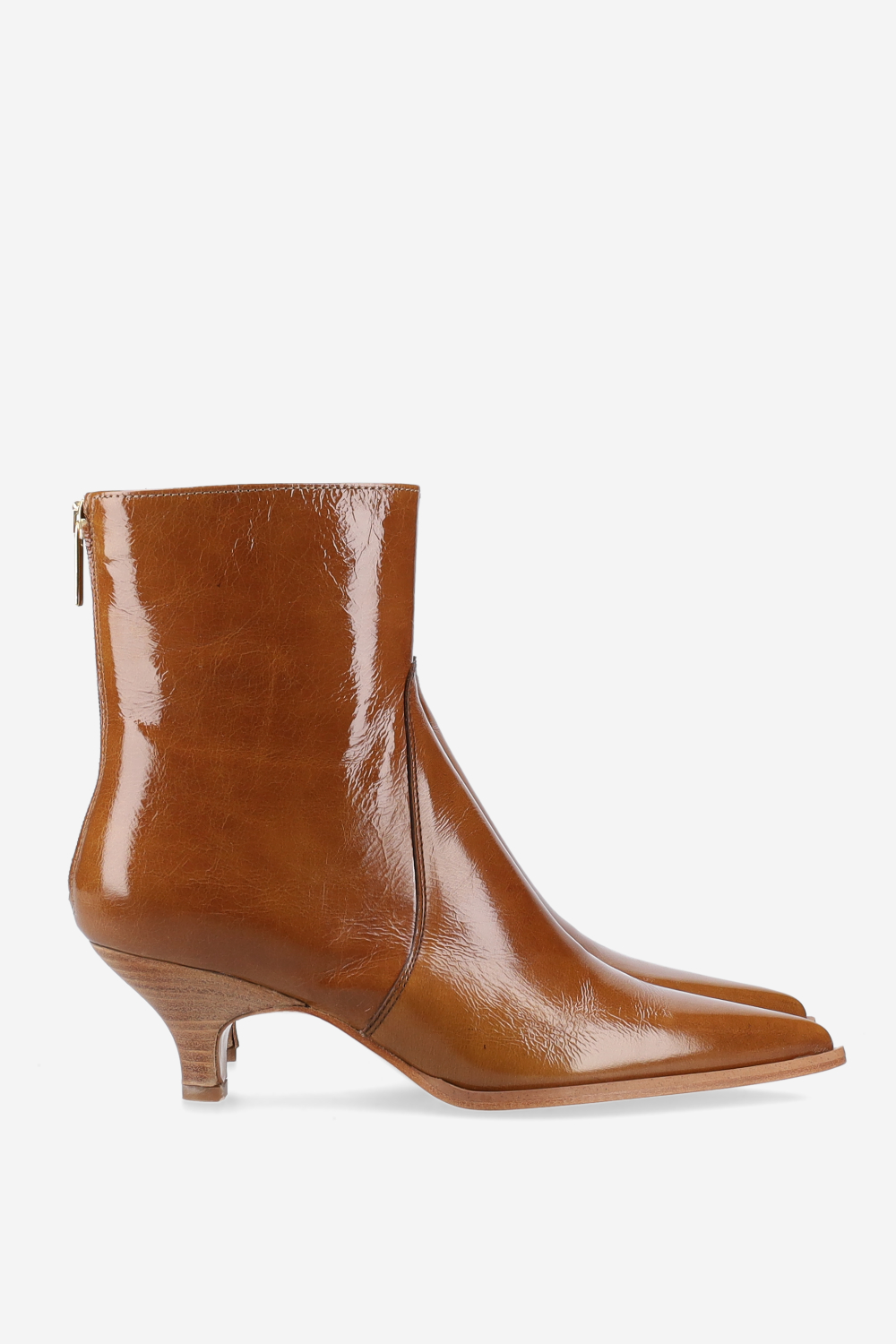 Pointed-toe leather zipper boots