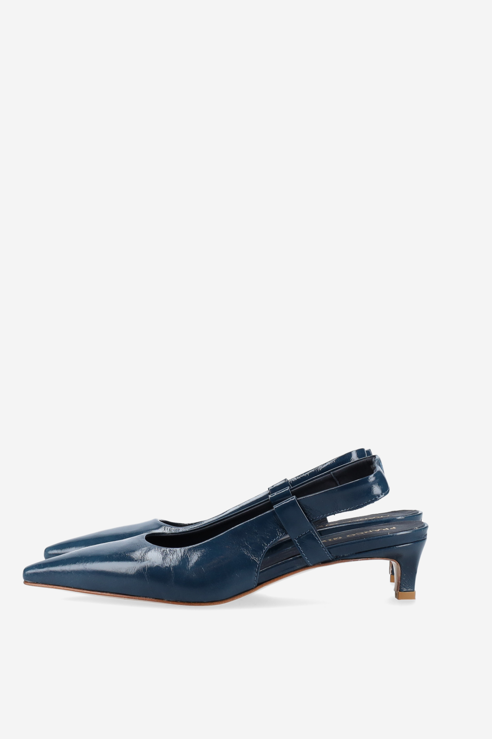 Pointed-toe patent leather slingbacks