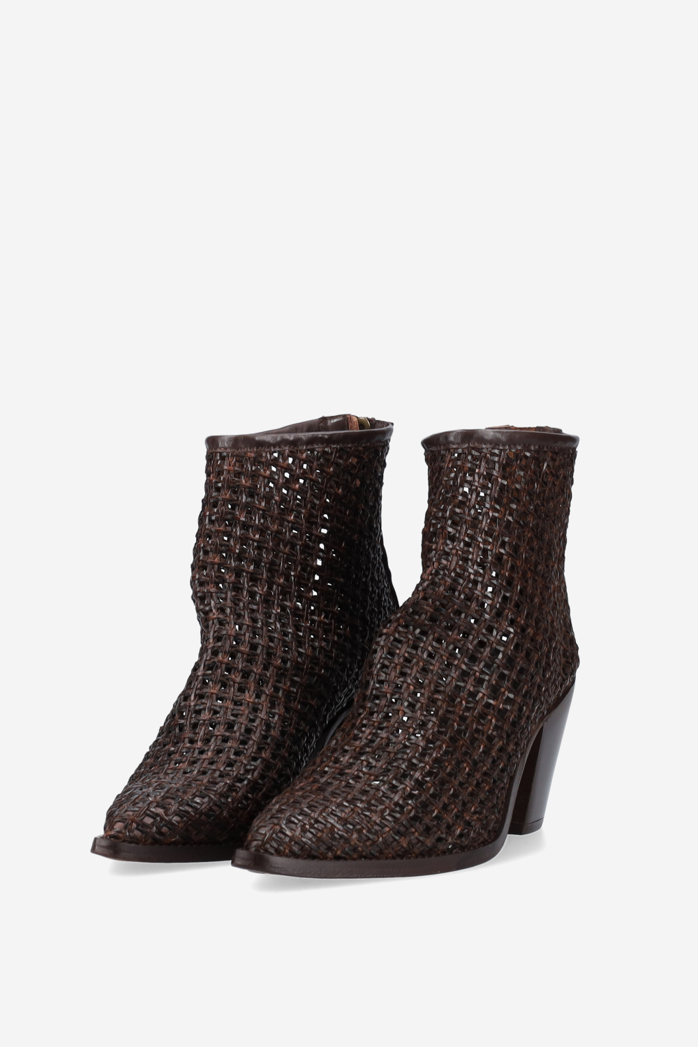 Pointed-toe raffia boots