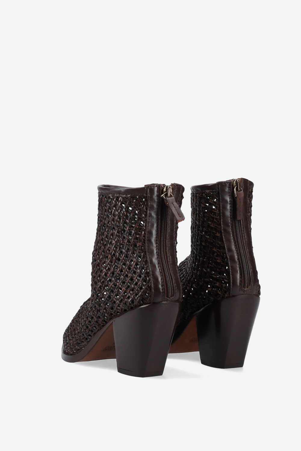 Pointed-toe raffia boots