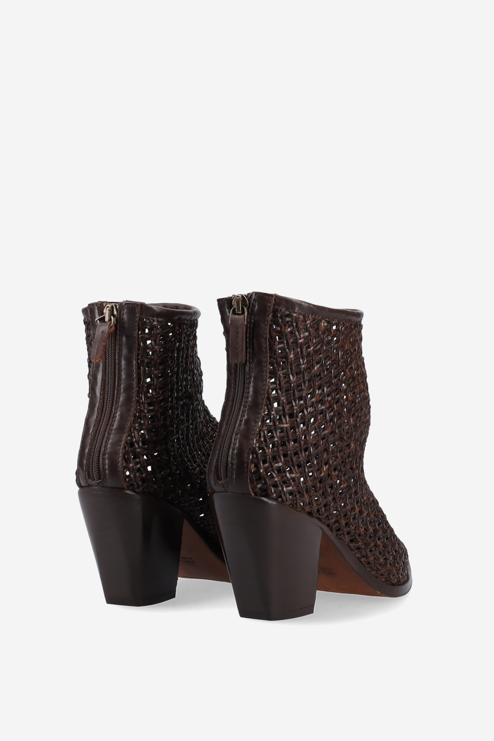 Pointed-toe raffia boots