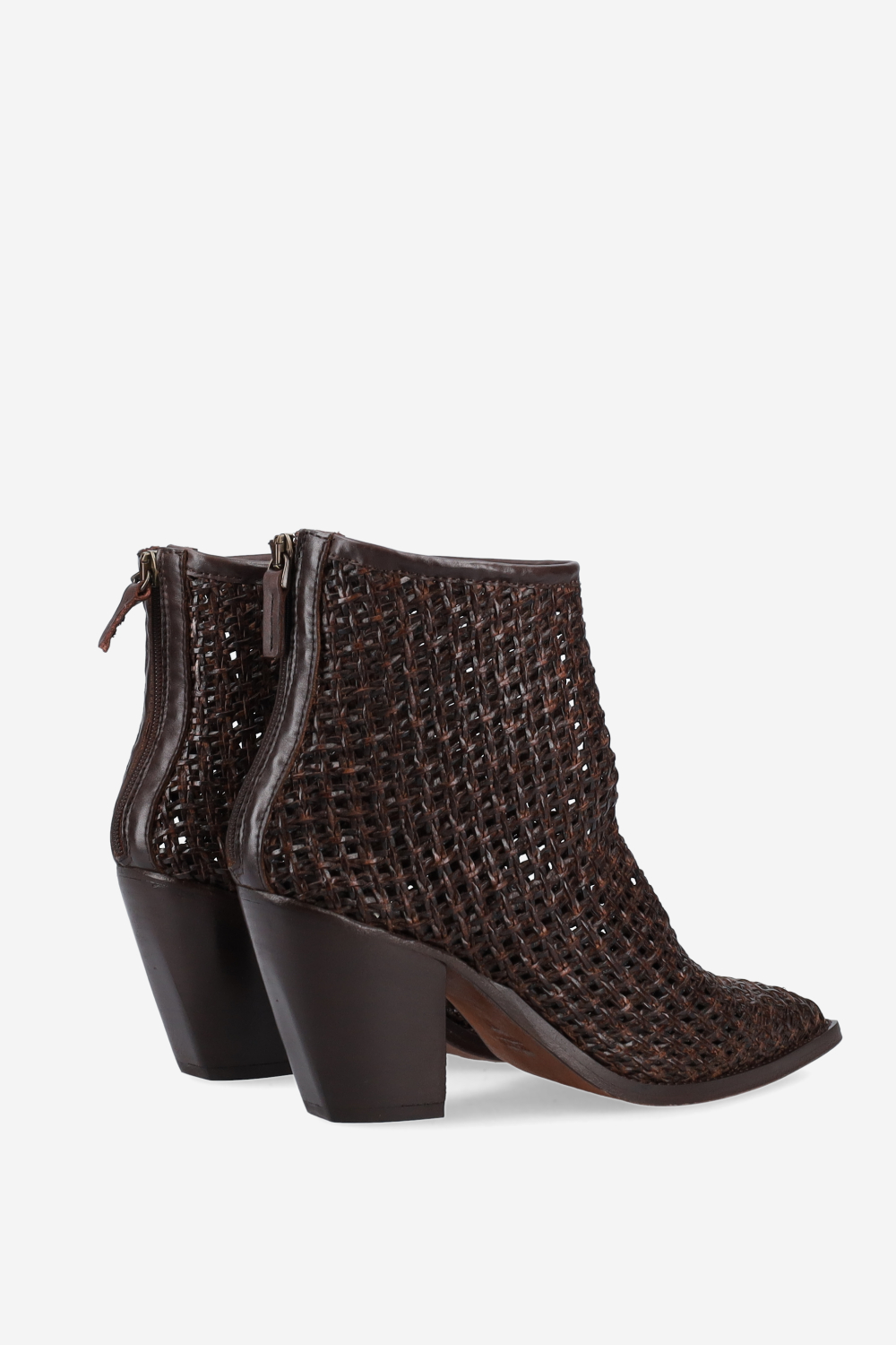Pointed-toe raffia boots