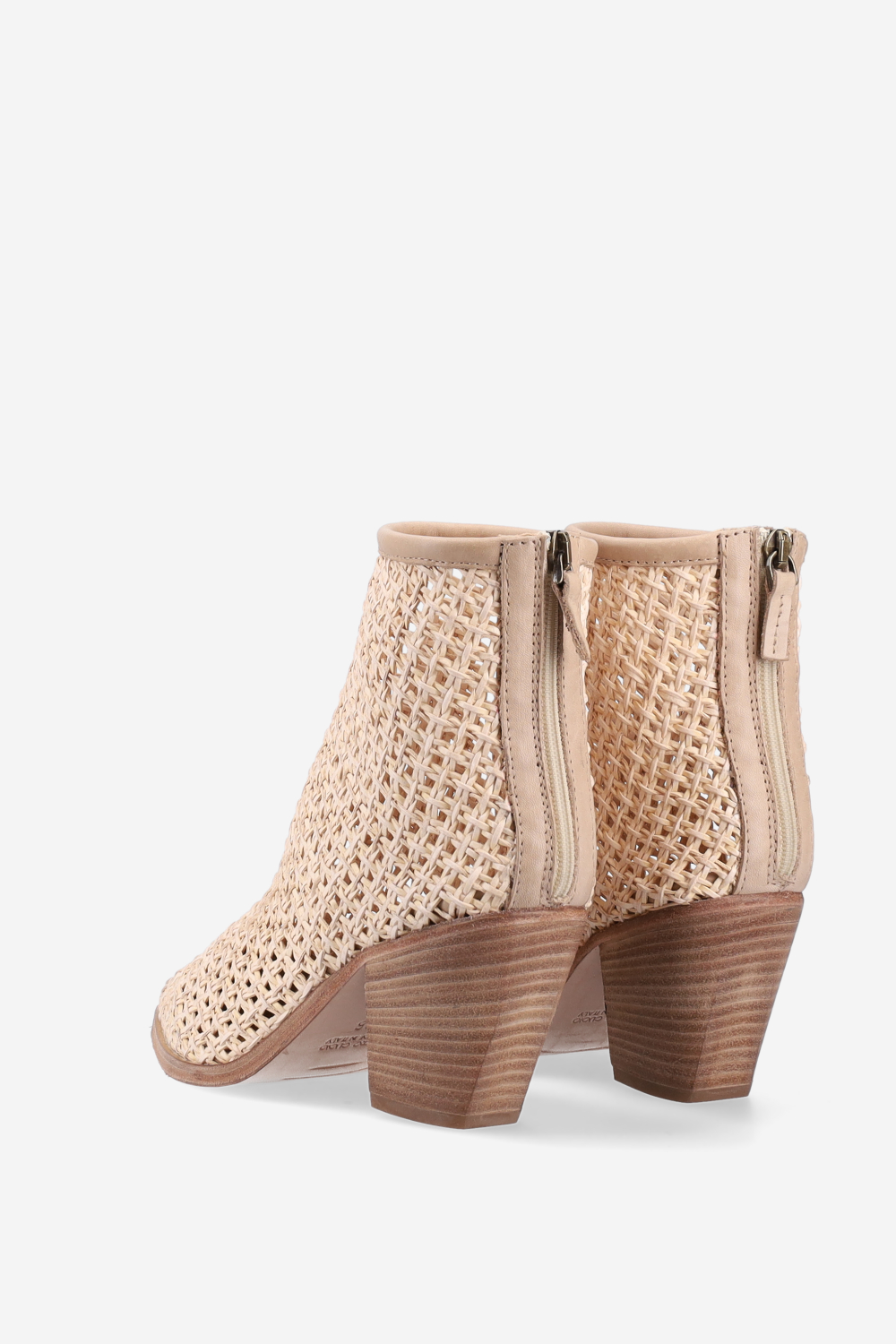 Pointed-toe raffia boots