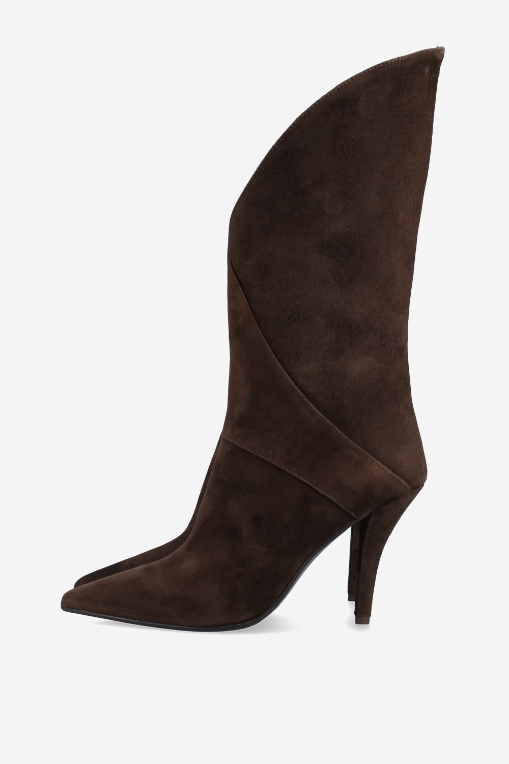 Pointed-toe suede boots