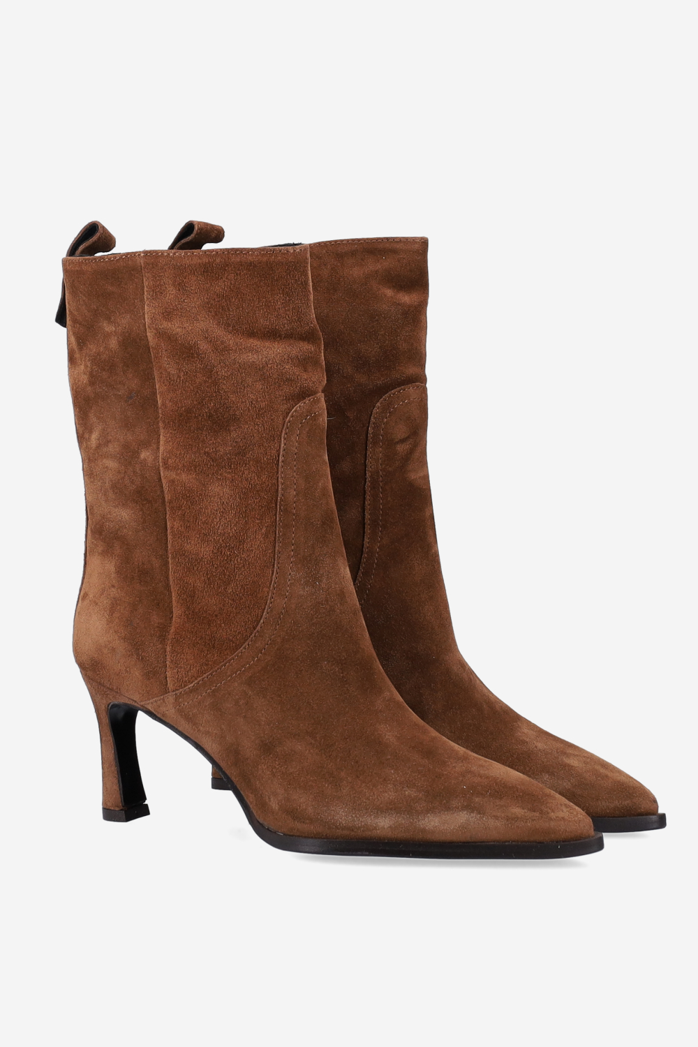 Pointed-toe suede boots