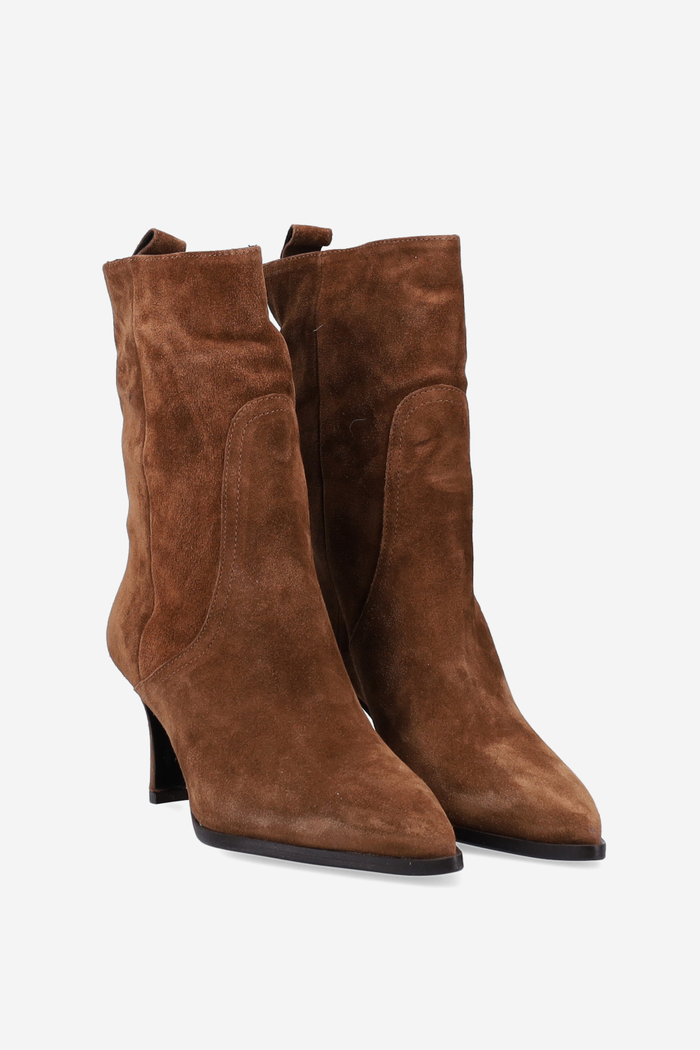 Pointed-toe suede boots