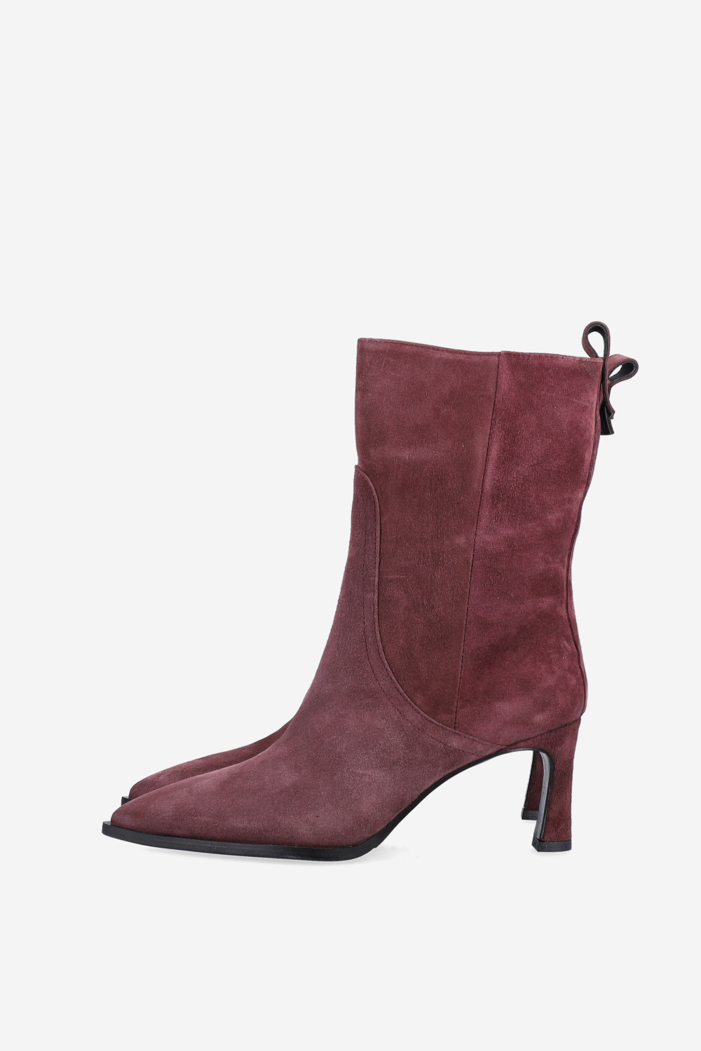 Pointed-toe suede boots