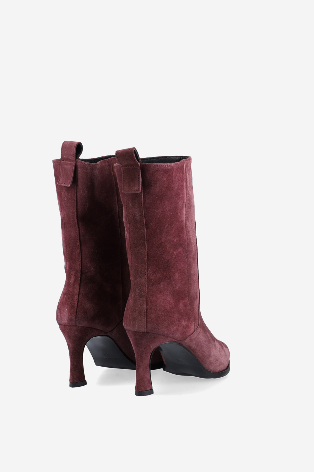 Pointed-toe suede boots