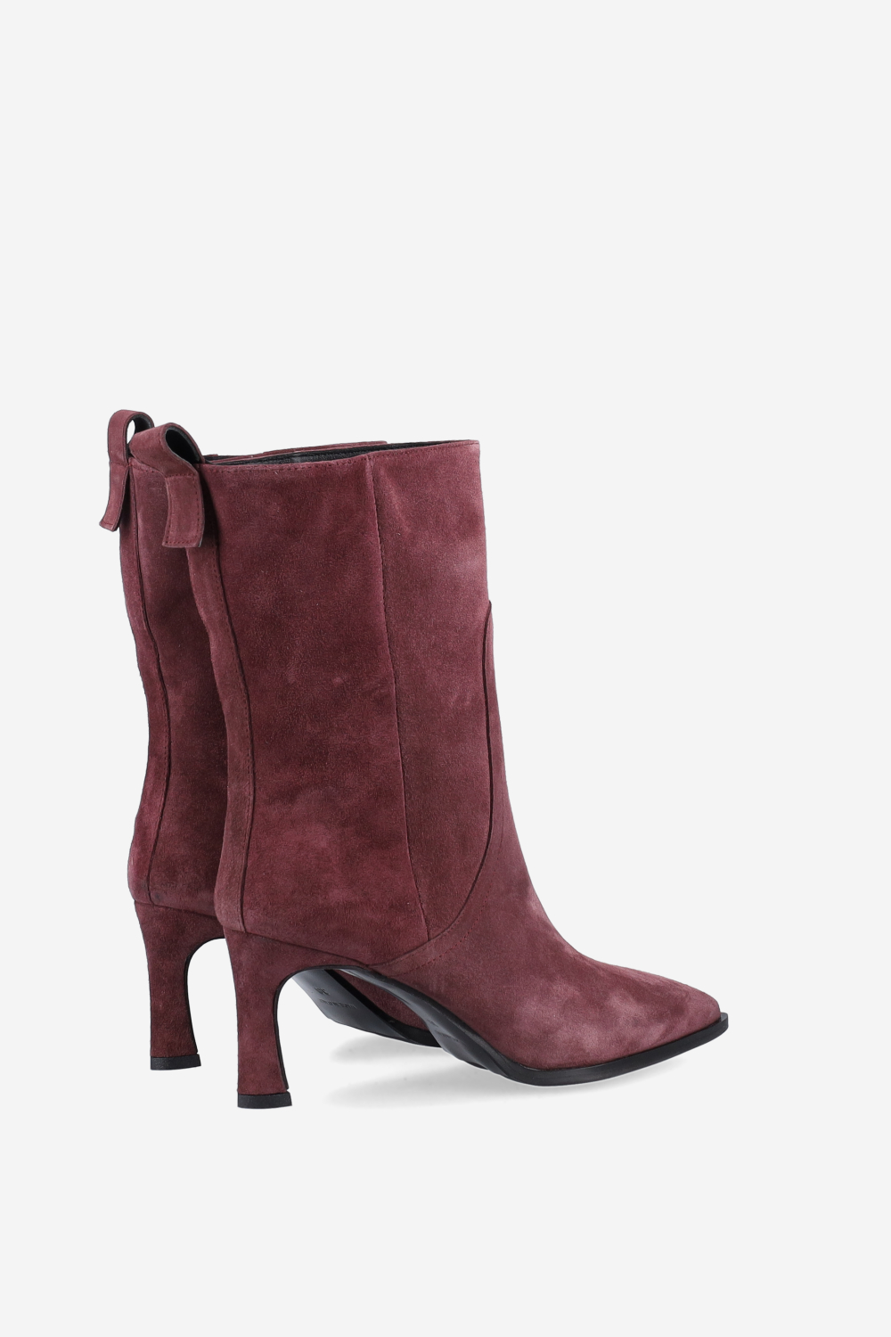 Pointed-toe suede boots