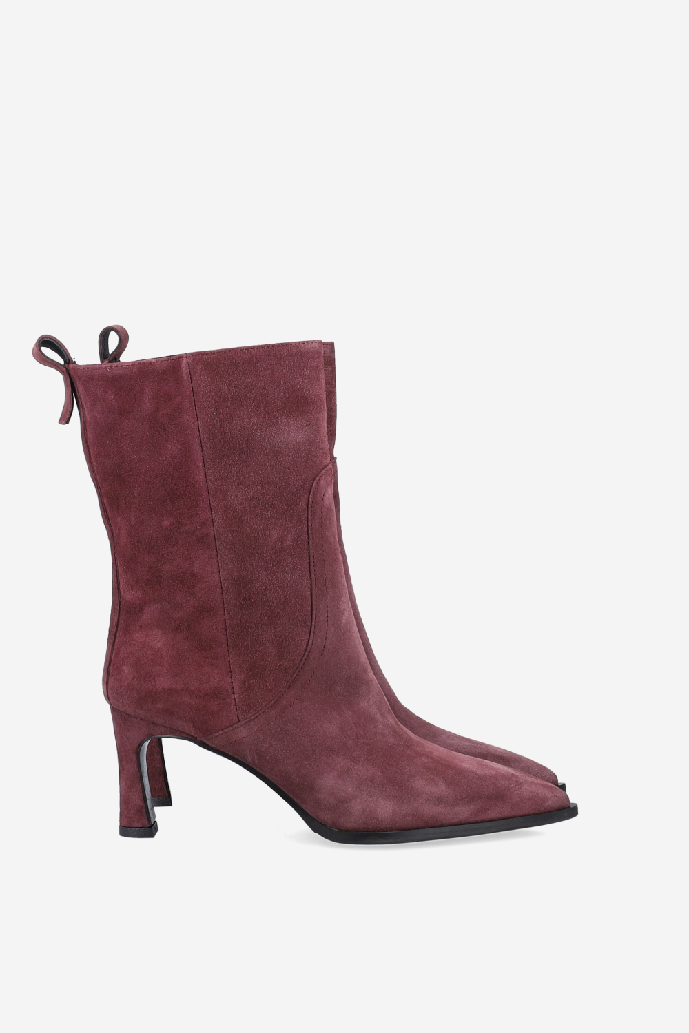 Pointed-toe suede boots