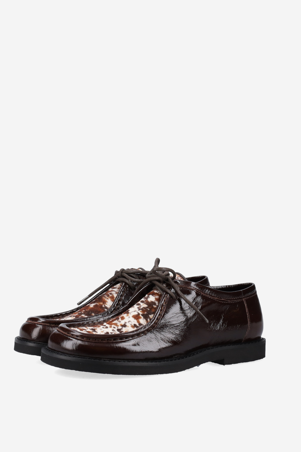 Patent leather lace-up shoes
