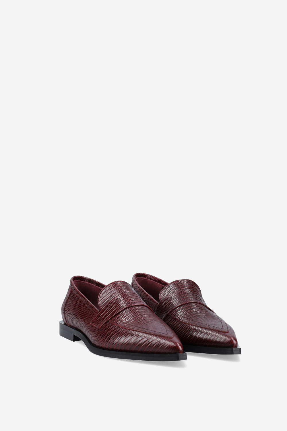 Pointed-toe croco leather loafers