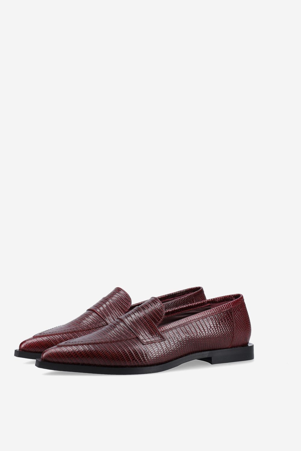 Pointed-toe croco leather loafers