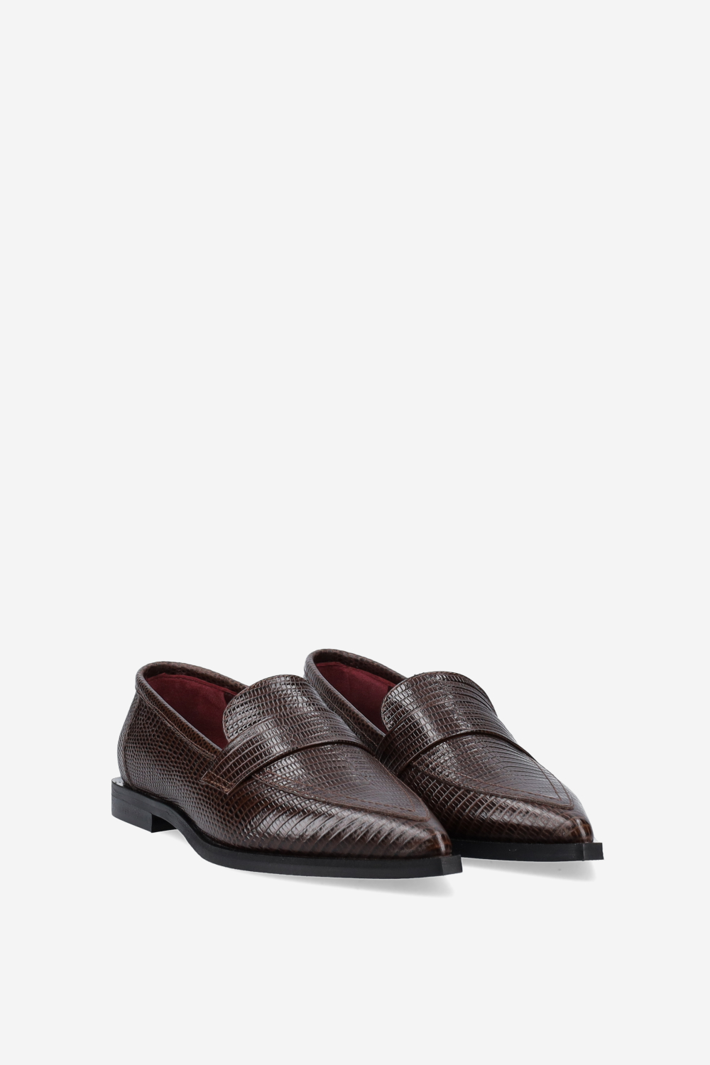 Pointed-toe croco leather loafers