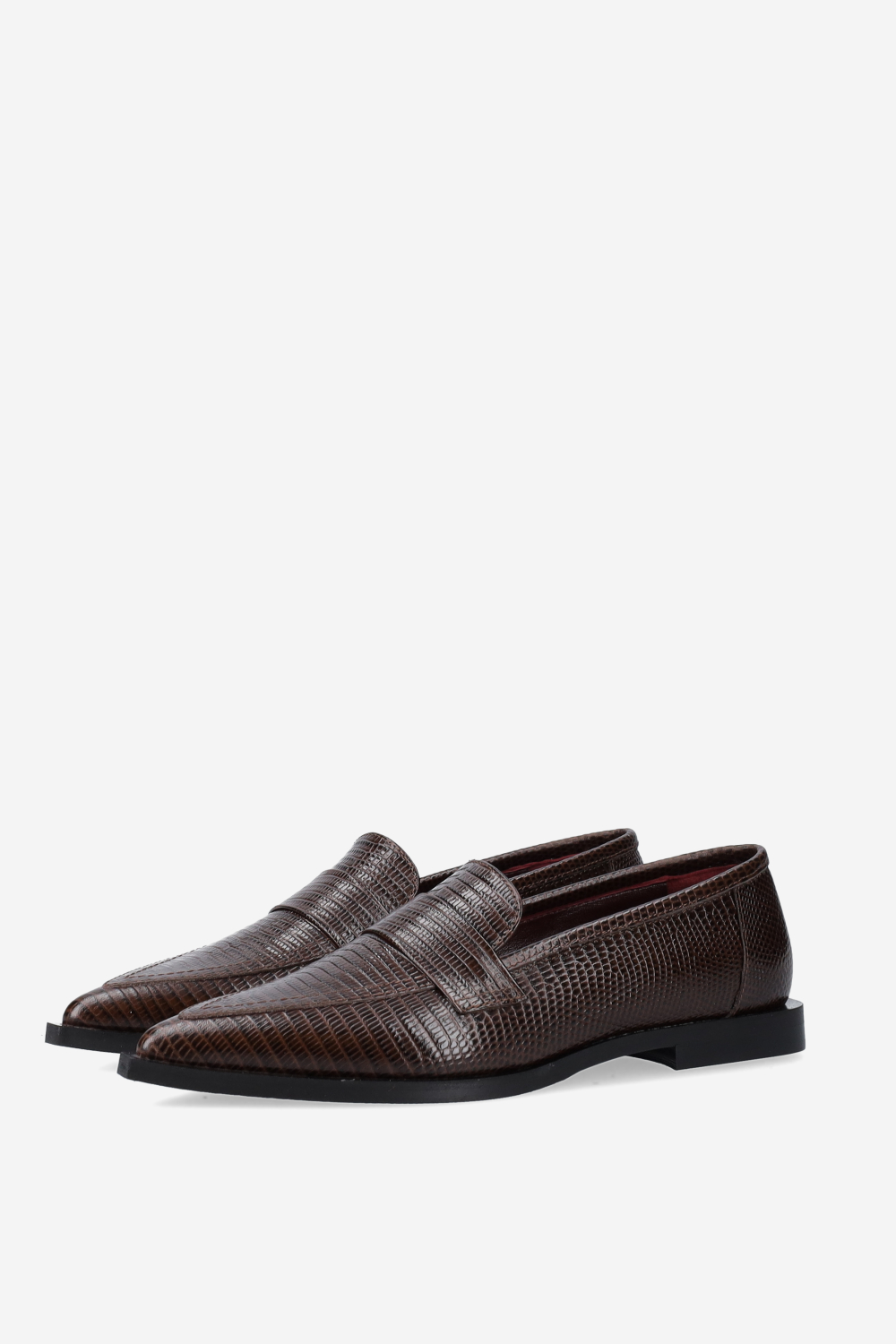 Pointed-toe croco leather loafers