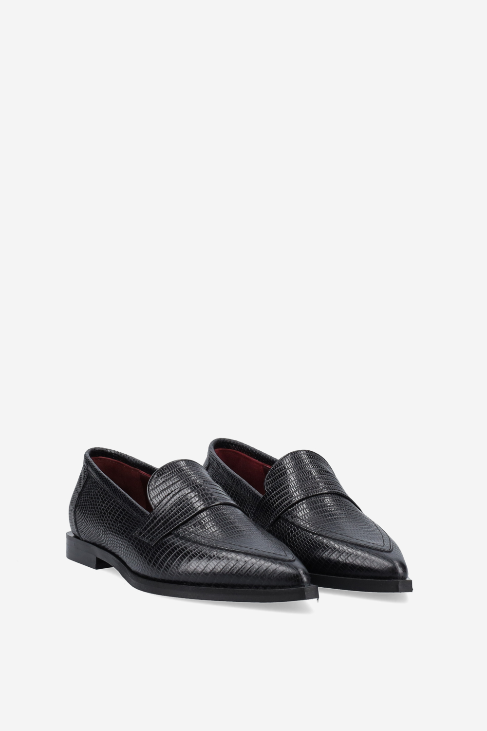 Pointed-toe croco leather loafers